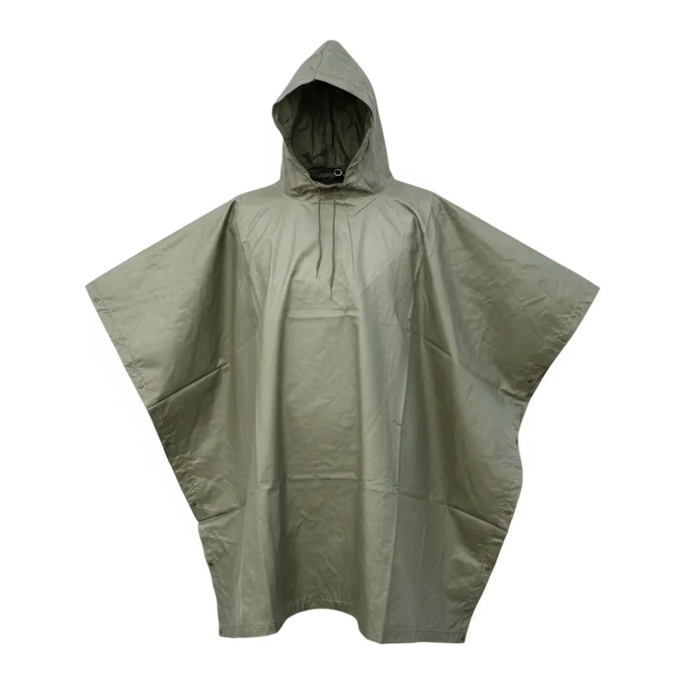 Poncho militaire imperméable TTA de l'armée française des années 70/90, capuche et coupe ample paraissant couvrante.