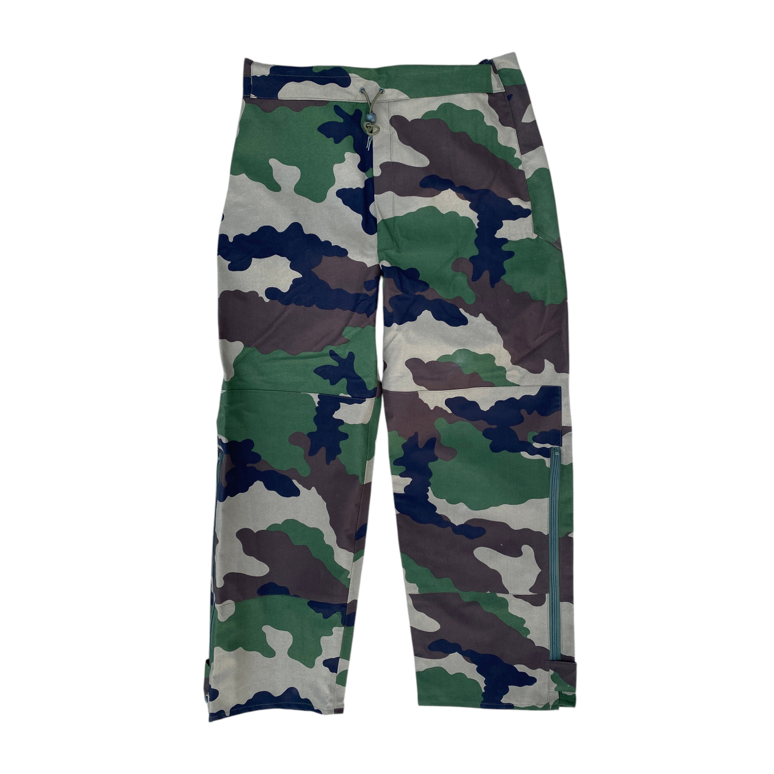 Pantalon camouflage type salopette de pluie Armée française CCE, imperméable et respirant avec bretelles, zips latéraux.