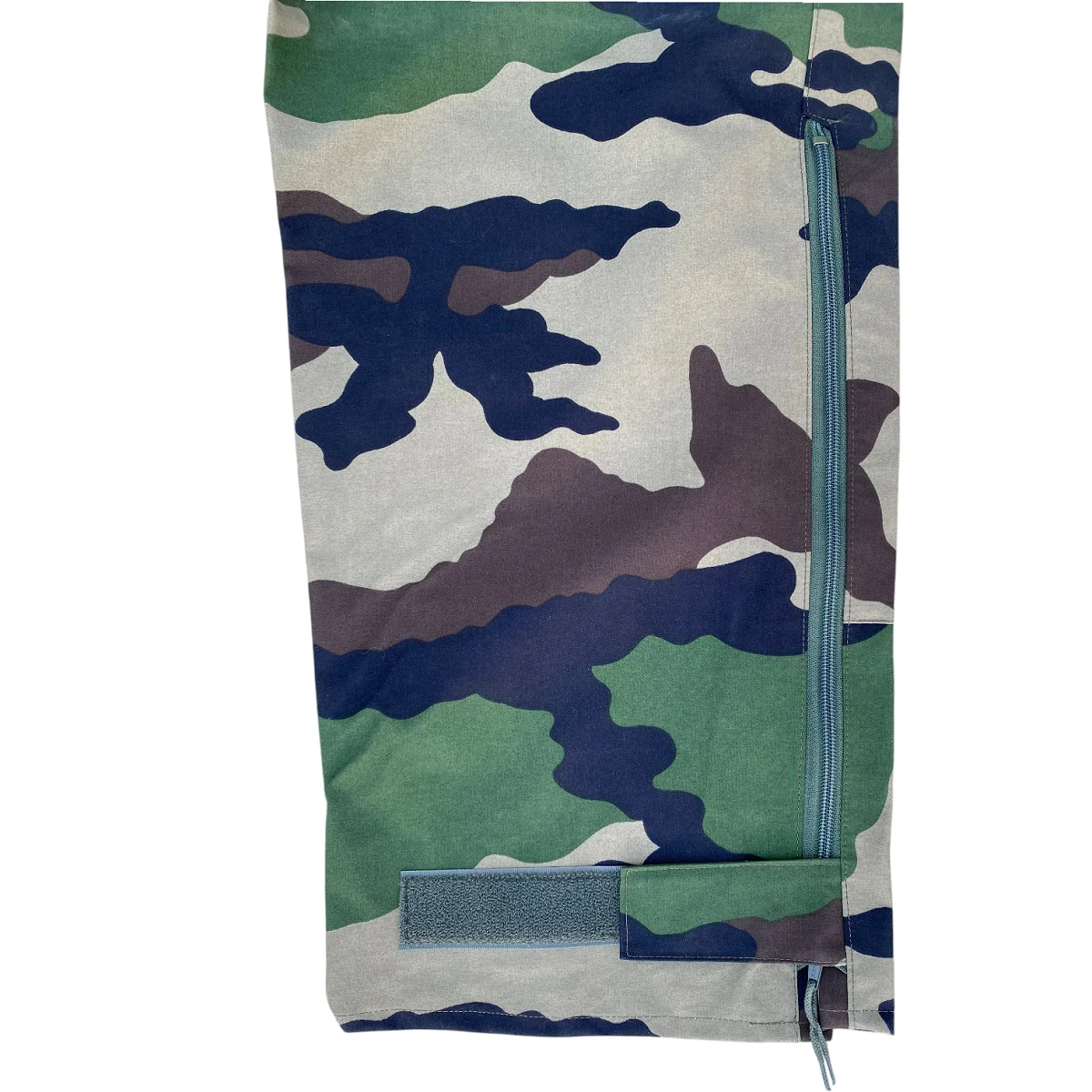 Pantalon de pluie camouflage, bretelles salopette, fermeture éclair verticale et passant velcro sur le côté.