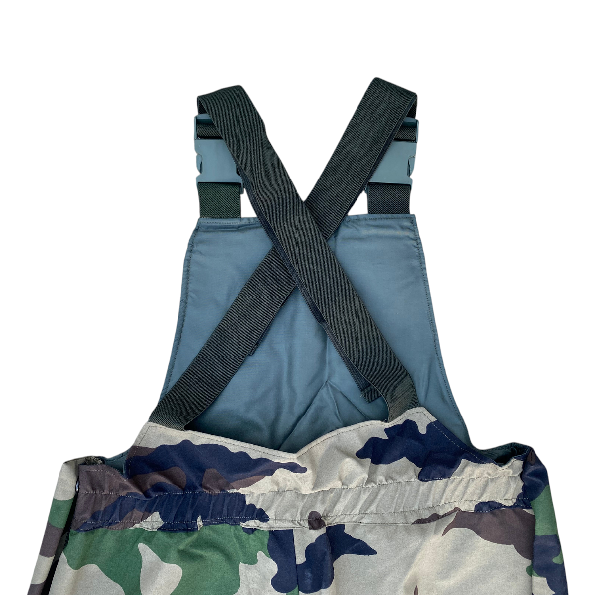 Surpantalon de pluie Armée française, bretelles salopette imper‑respirant sur fond camouflage, hauteur et détails des sangles croisées.