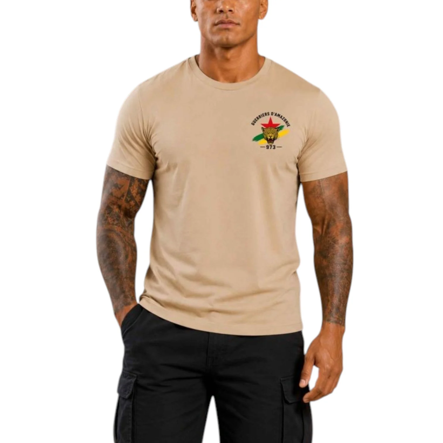 T-shirt kaki col rond, logo multicolore sur la poitrine gauche, homme musculé portant pantalons cargo noirs.