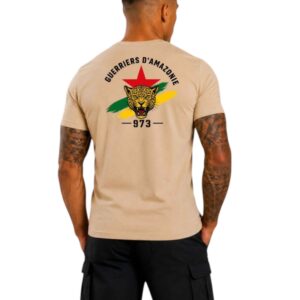 T-shirt beige avec imprimé dos : jaguar et slogan « Guerriers d’Amazonie 973 » sur fond rouge, vert et jaune. (Produit : collection TOA 973 coyote)
