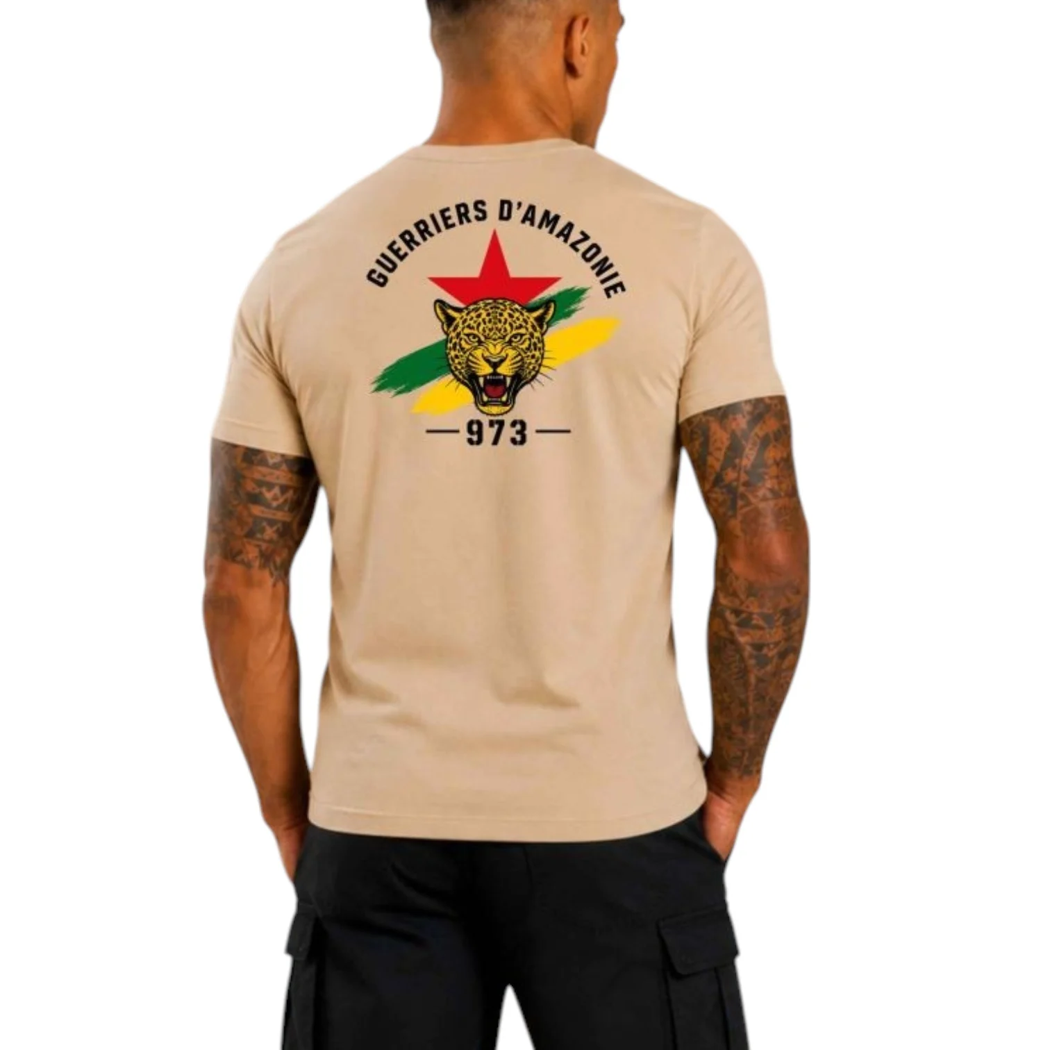 T-shirt beige avec imprimé dos : jaguar et slogan « Guerriers d’Amazonie 973 » sur fond rouge, vert et jaune. (Produit : collection TOA 973 coyote)