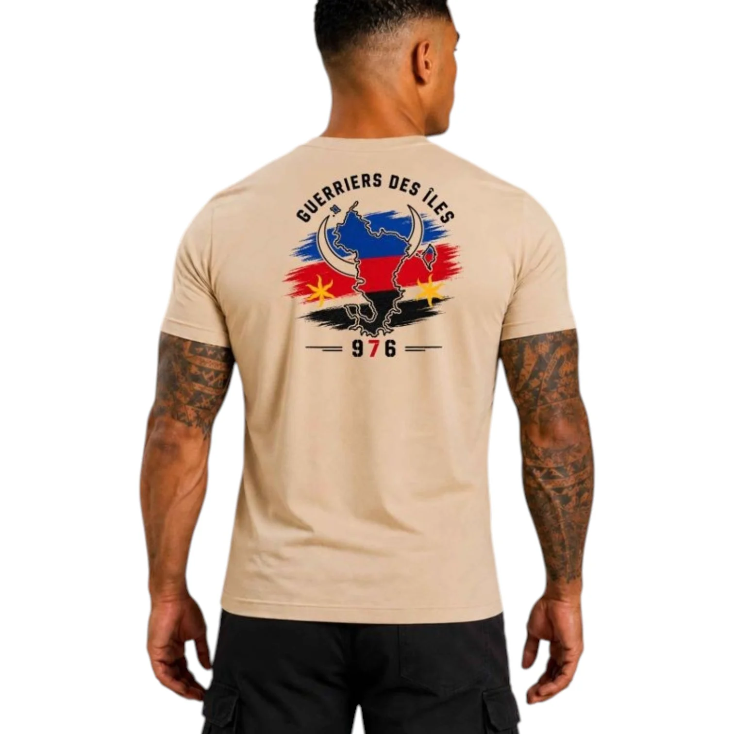 T‑shirt beige vu de dos avec imprimé « Guerriers des Îles » et motif coloré représentant Mayotte, 976, sur le dos.