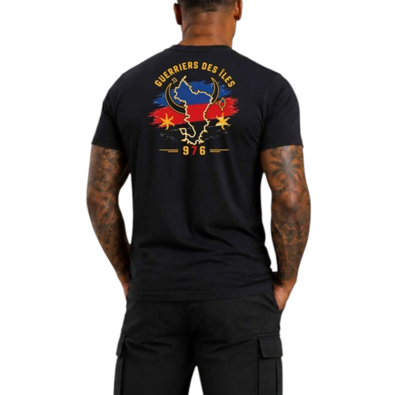 T-shirt noir Ultramarins « Guerriers des Îles » 976 Mayotte, dos affichant motif coloré et chiffres 9/6. Couture coton 190 g.