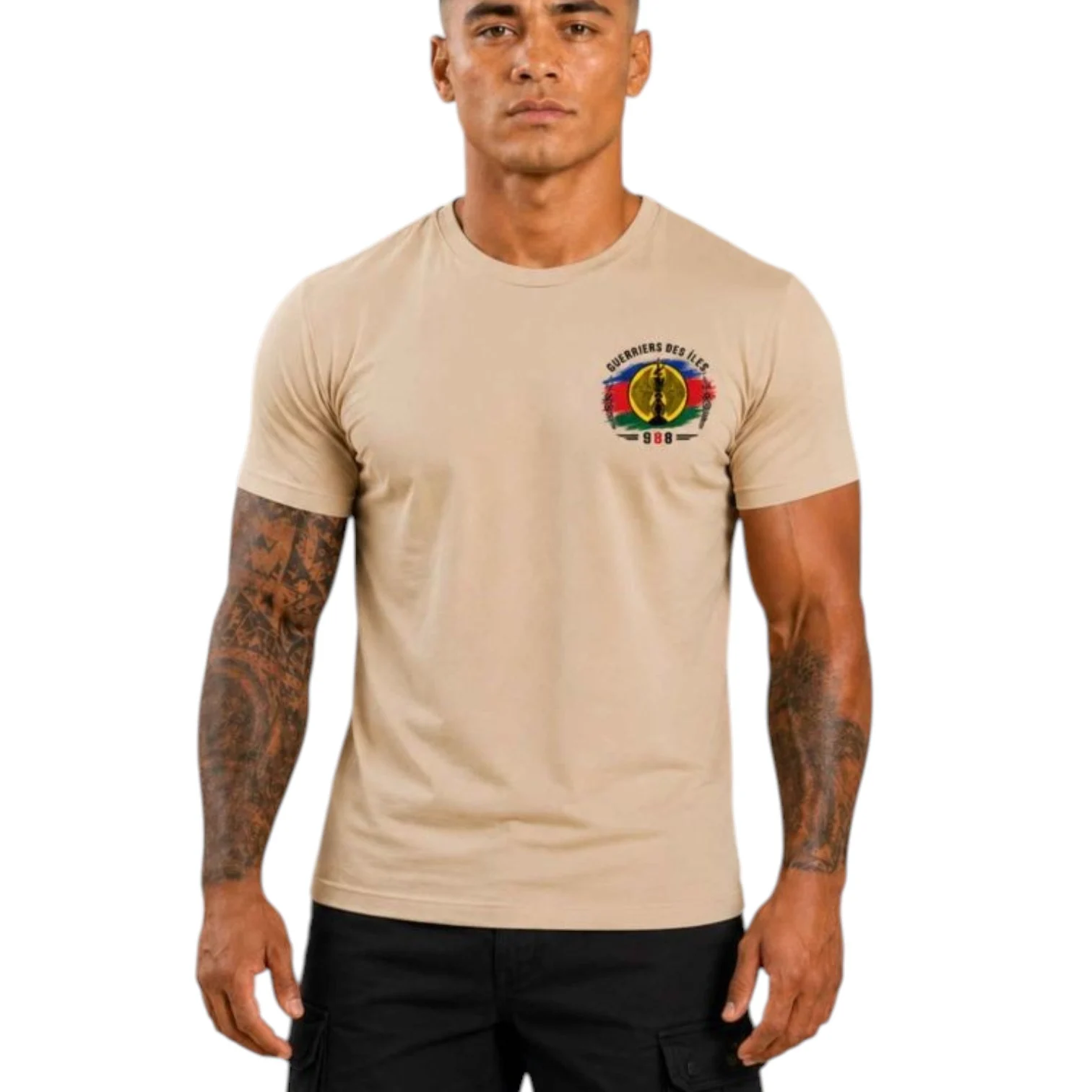T-shirt beige ultramarins TOA 988 – Guerriers des Îles, logo sur la poitrine gauche, coton 190 g, porté par un homme musclé.