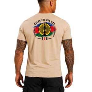 T-shirt beige dos affichant le logo "Guerriers des Îles 988" avec cercle jaune, drapeau multicolore et motifs décoratifs.