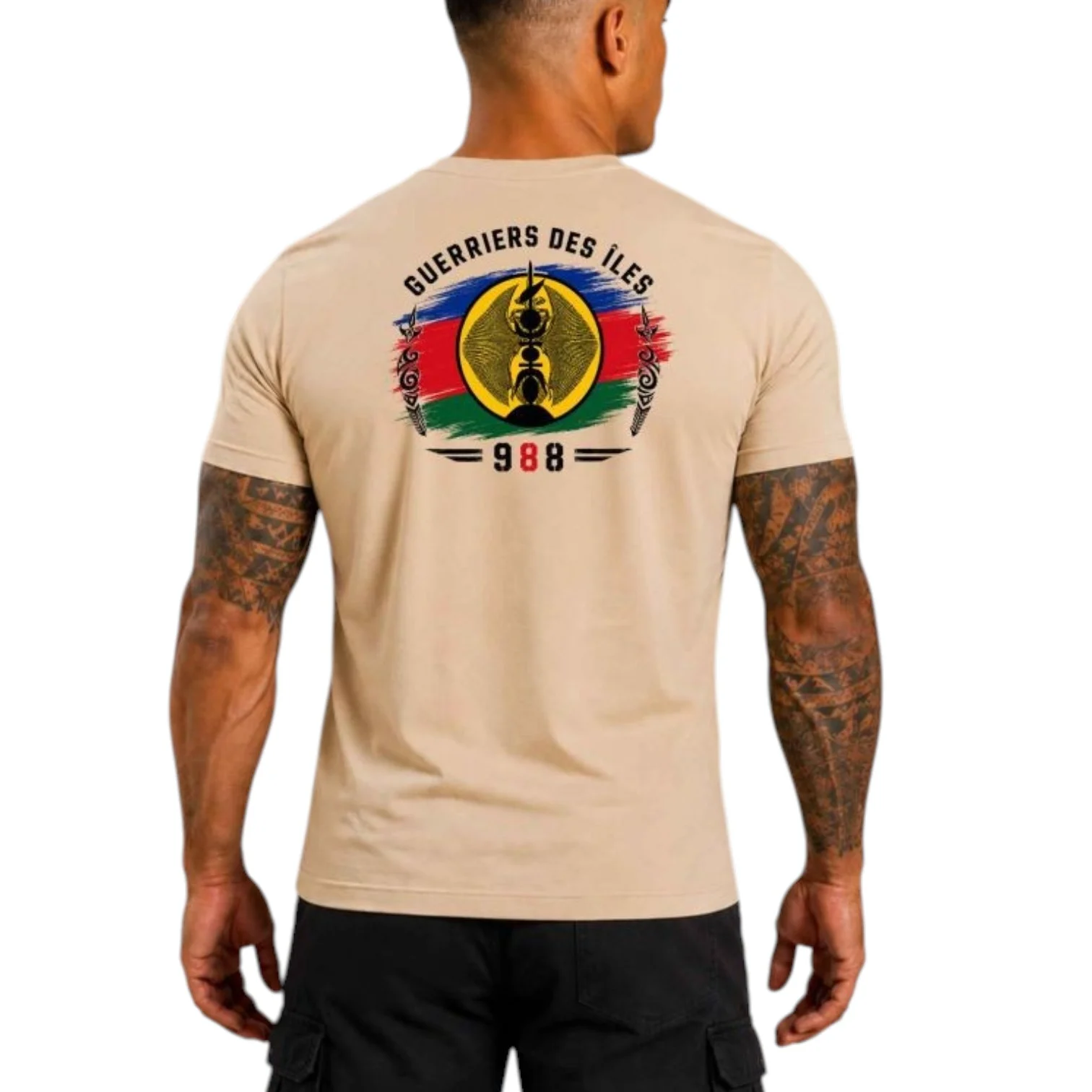 T-shirt beige dos affichant le logo "Guerriers des Îles 988" avec cercle jaune, drapeau multicolore et motifs décoratifs.