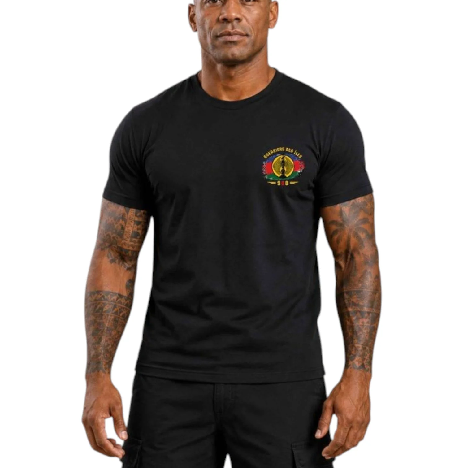 T‑shirt noir Ultramarins « Guerriers des Îles » avec logo coloré sur la poitrine gauche, mannequin musclé, coton 190 g.