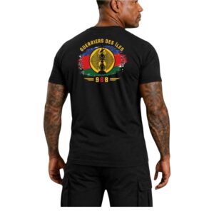 T‑shirt noir Ultramarins « Guerriers des Îles » – dos affichant un motif circulaire coloré avec texte et 988, porté par un homme muscular.
