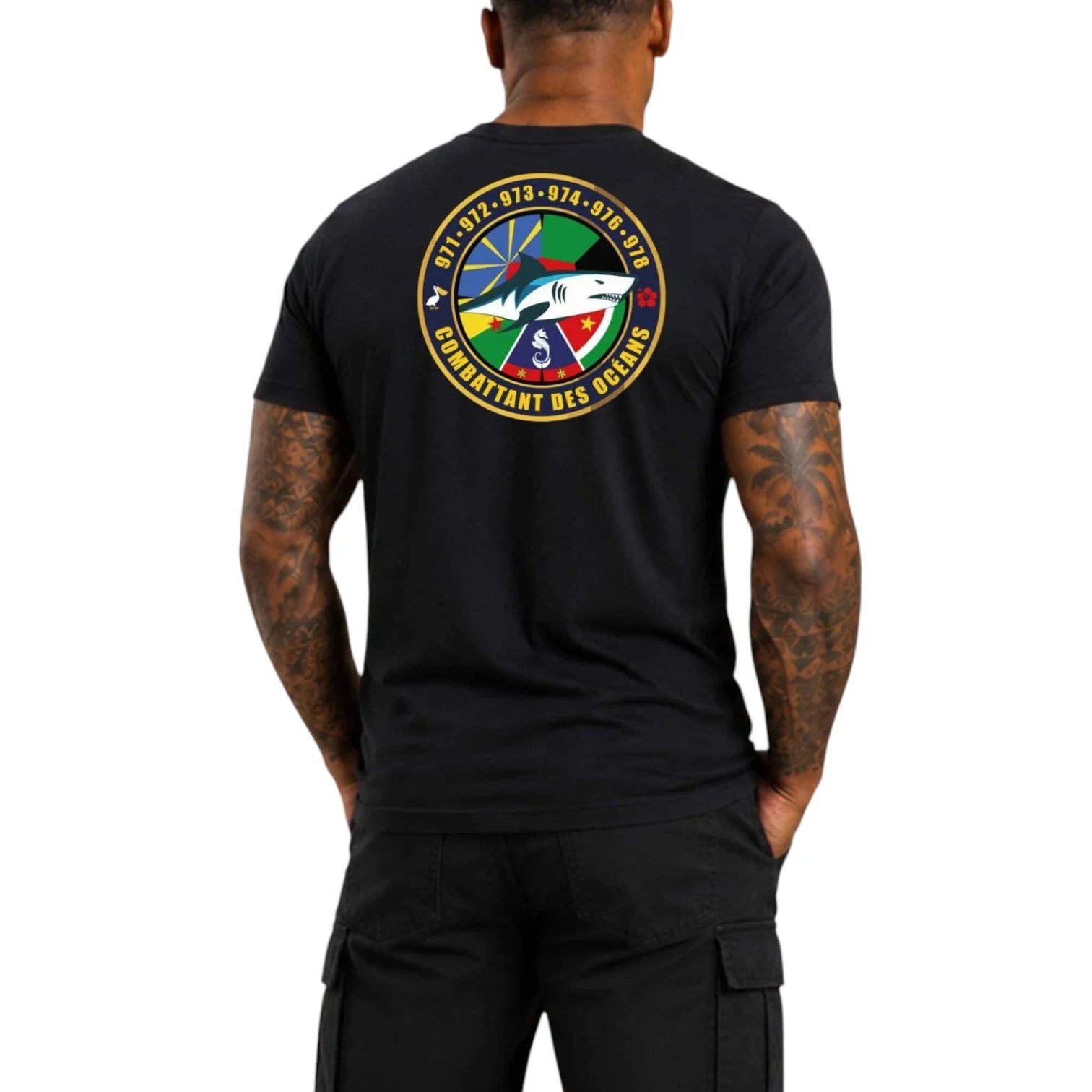 T-shirt noir homme vu de dos, logo circulaire multicolore au dos représentant un requin et l’inscription « Combattant des Océans » de la collection Ultramarins.