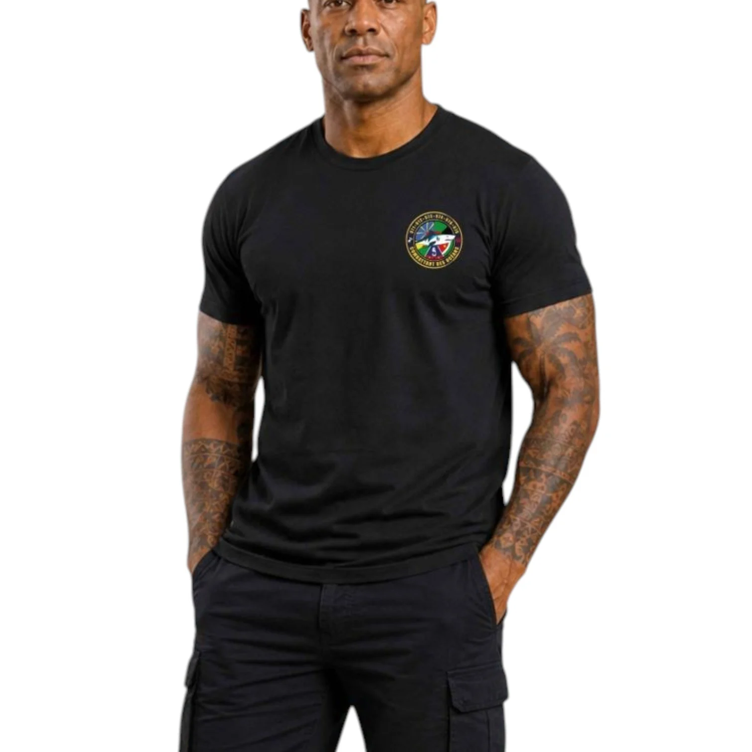 T‑shirt noir pour homme avec logo rond multicolore sur la poitrine gauche, pantalon cargo noir, style casual.