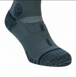 Chaussette technique côtelée noire et bleue, résistance et confort; choisir ses chaussettes en fonction de la température adaptée à l’été et l’hiver.
