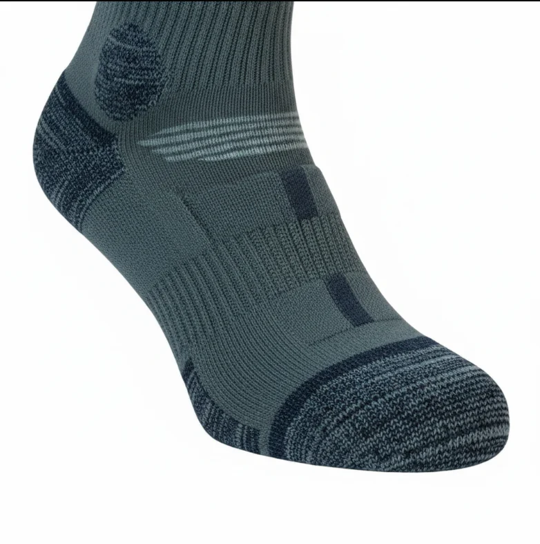 Chaussette technique côtelée noire et bleue, résistance et confort; choisir ses chaussettes en fonction de la température adaptée à l’été et l’hiver.