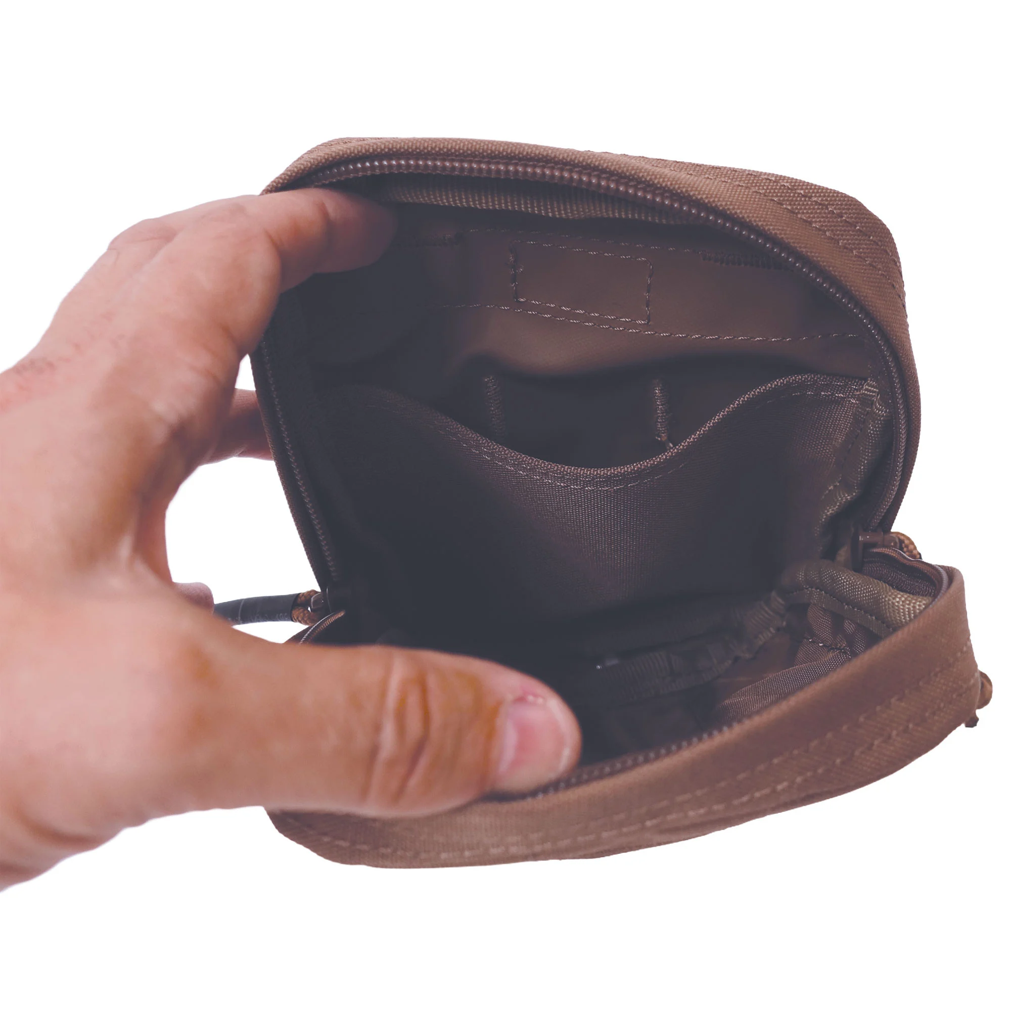 Pochette middle multifonctions Arkansas ouverte montrant compartiments intérieurs en tissu brun, tenue par une main.