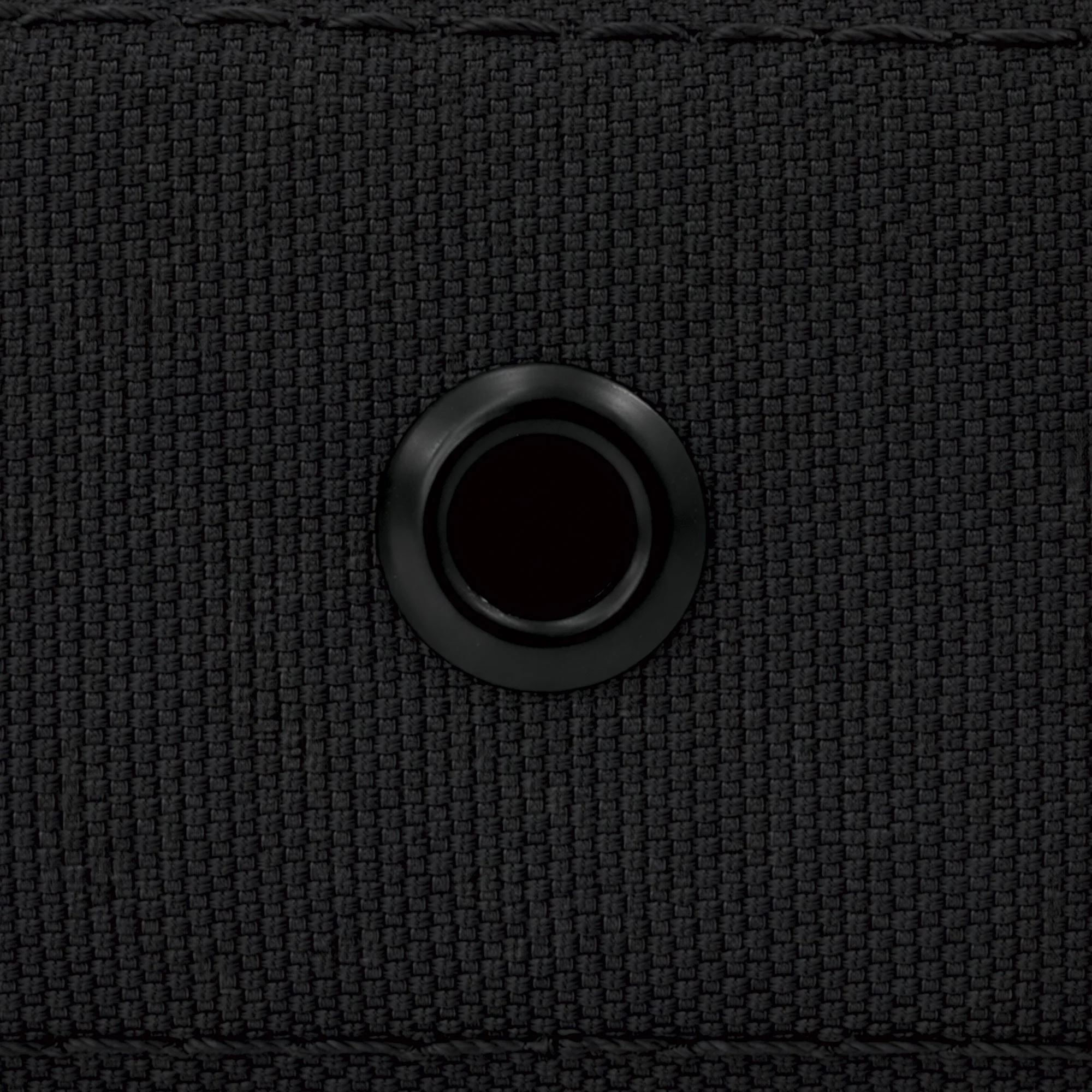 Pochette multifonctions Colorado: détail d’un bouton pression noir sur tissu noir tissé, aspect robuste et discret.