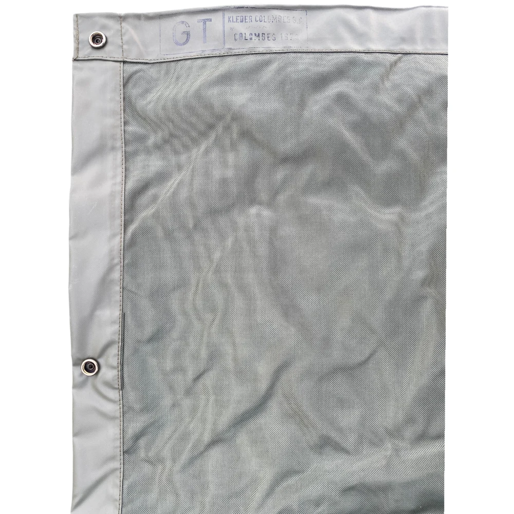 Sac de bivouac ou tente avec tissu grillagé et œillets, prêt pour montage en camping sauvage. amende bivouac sauvage dûment mentionnée.