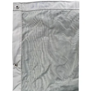 Tissu gris léger et résistant, portant œillets métalliques sur le bord, voile de tente ou revêtement propice au bivouac en randonnée. Apprendre faire bivouac.