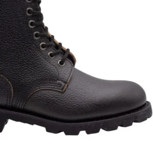 Bot boot en cuir noir à lacets et semelle crantée, détail de la tige robuste pour confort et largeur. c'est quoi la largeur 2e passe naturellement: "Bot en cuir noir de type combat, c'est quoi la largeur 2e, adaptée aux pieds larges"