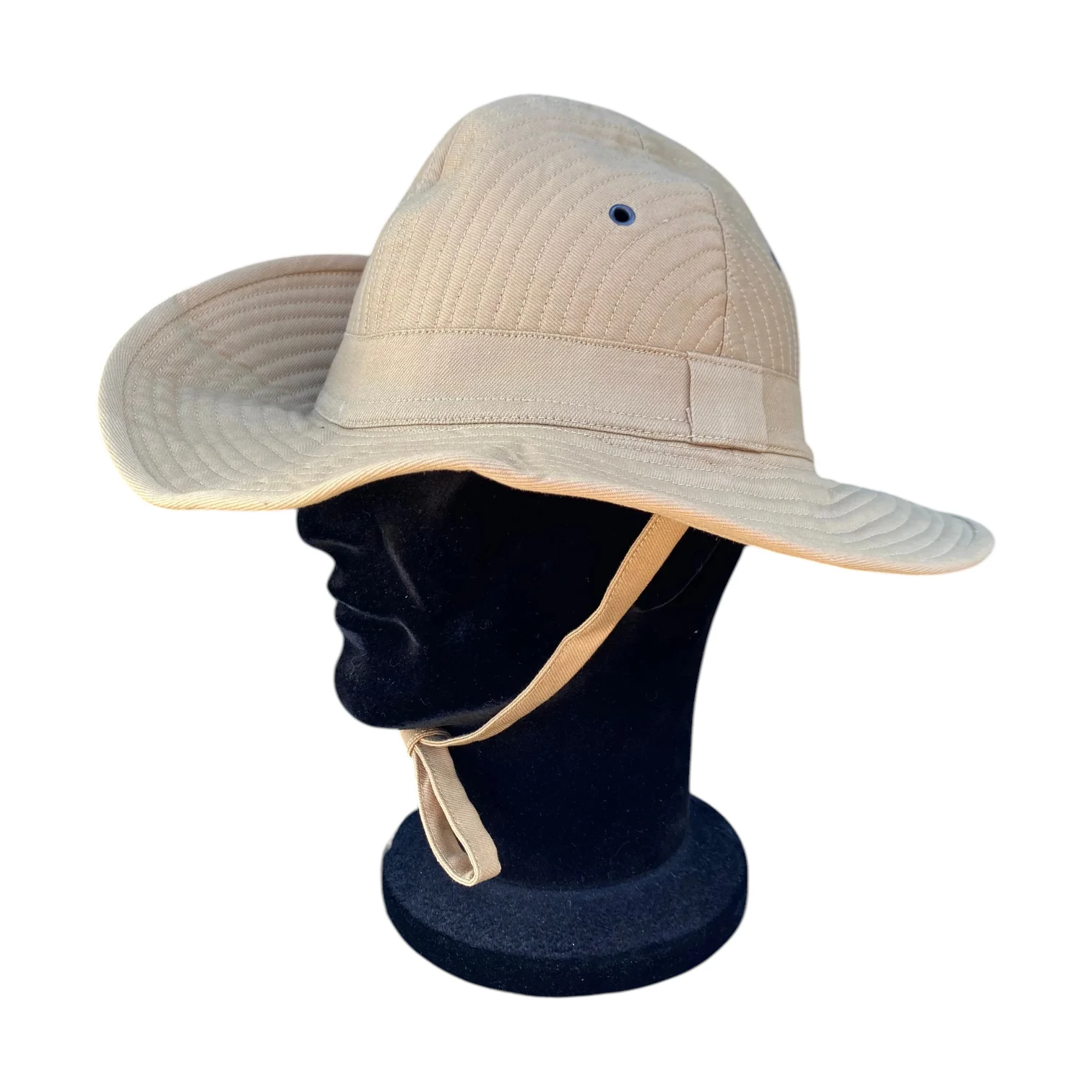 Chapeau safari beige à large bord avec mentonnière, image montrant un couvre-chef pour randonnée. Calcul poids sac randonnée intégré? Non nécessaire ici.