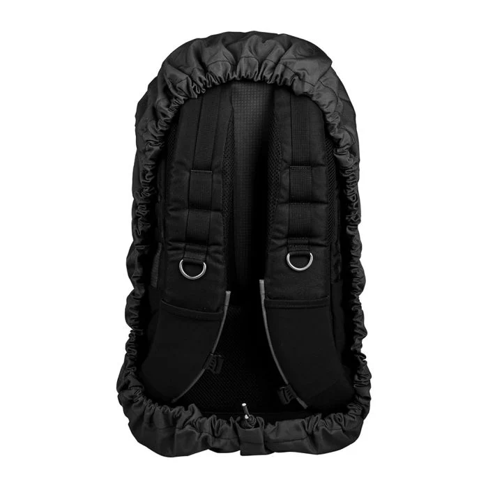 Housse de protection noire enveloppant un sac à dos Rempaillé, avec bretelles visibles et élastiques autour.
