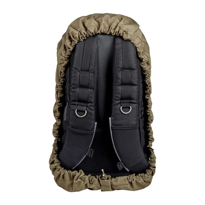 Sac à dos protégé par un couvre-sac randonnée kaki, élastique sur les bords et housses rembourrées ajustables sur les bretelles.